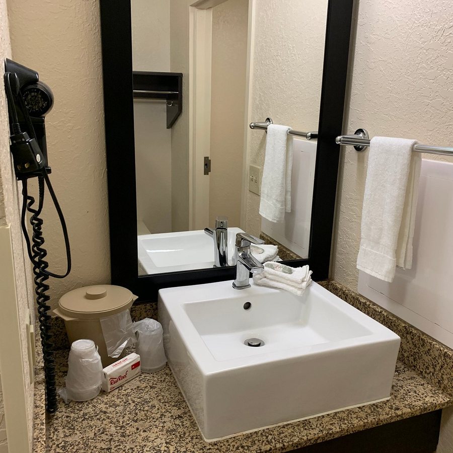 Red Roof Plus Jacksonville Southpoint — Bathroom