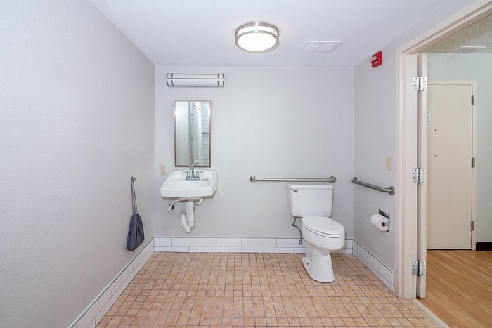 Red Roof Plus Miami Airport — Bathroom