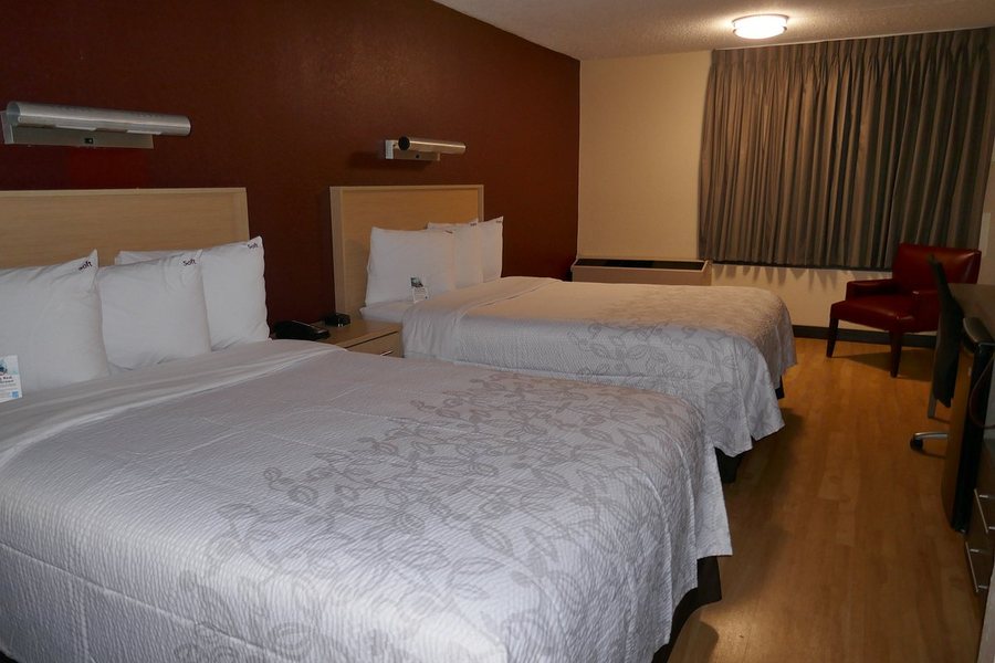 Red Roof Plus Miami Airport — Guest room