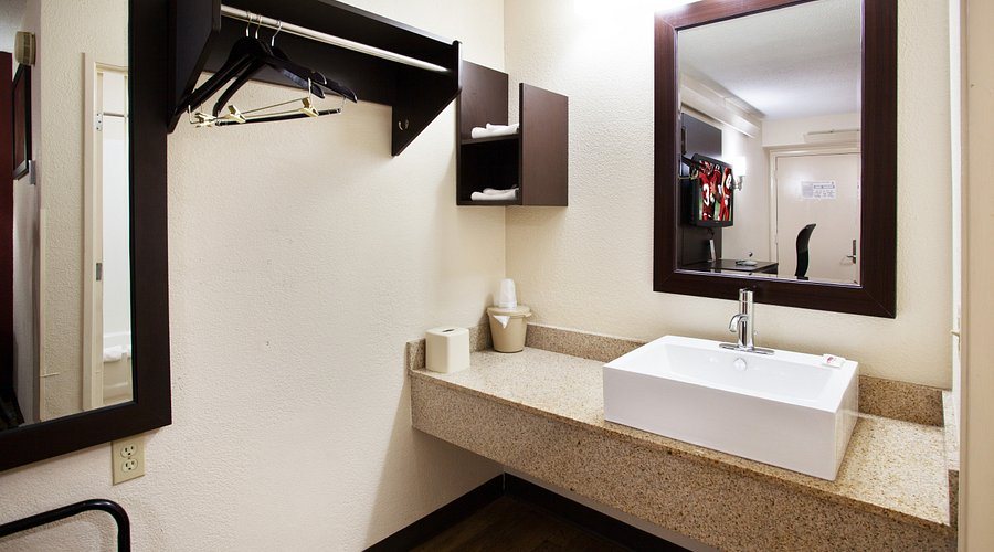 Red Roof Plus Nashville North Goodlettsville — Bathroom