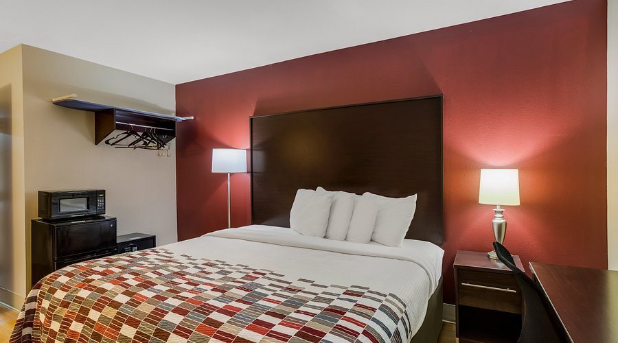 Red Roof Plus Nashville North Goodlettsville — Guest room
