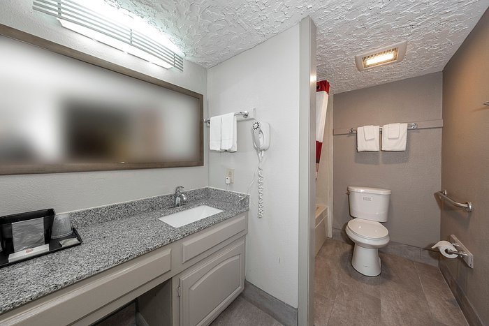 Red Roof PLUS Pittsburgh East Monroeville — Bathroom