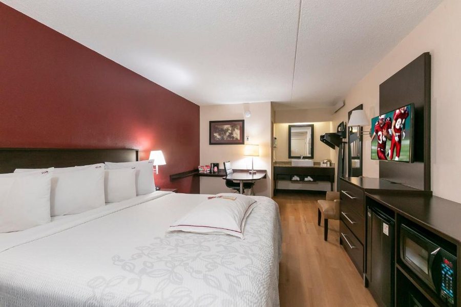 Red Roof PLUS Pittsburgh East Monroeville — Guest room