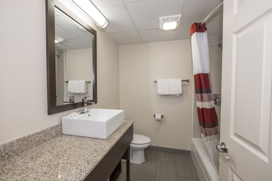 Red Roof PLUS Poughkeepsie — Bathroom