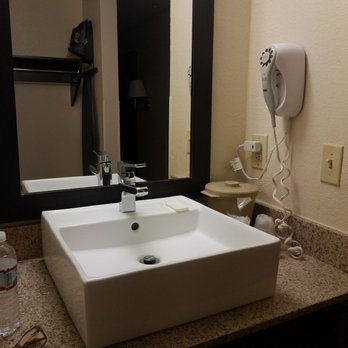 Red Roof PLUS Raleigh Downtown NCSU Conv Center — Bathroom
