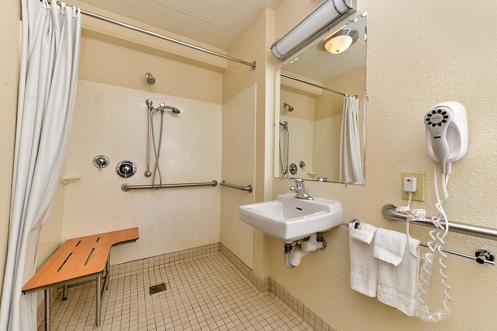 Red Roof PLUS Secaucus Meadowlands NYC — Bathroom