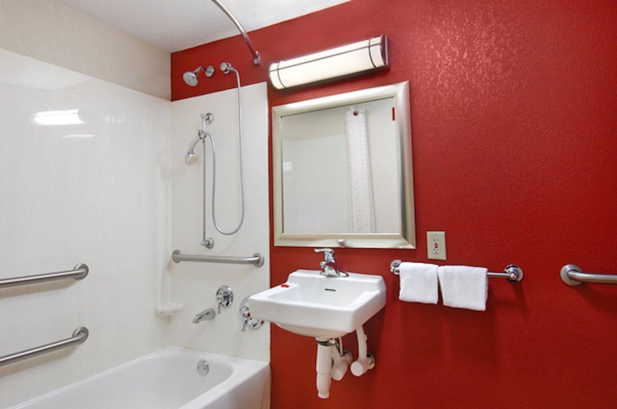 Red Roof PLUS St Augustine — Bathroom