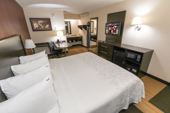 Red Roof PLUS St Louis Forest Park Hampton Avenue — Guest room