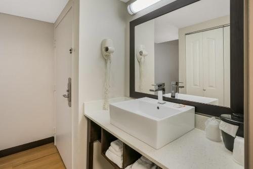 Red Roof Plus Suites Knoxville West Cedar Bluff — Bathroom
