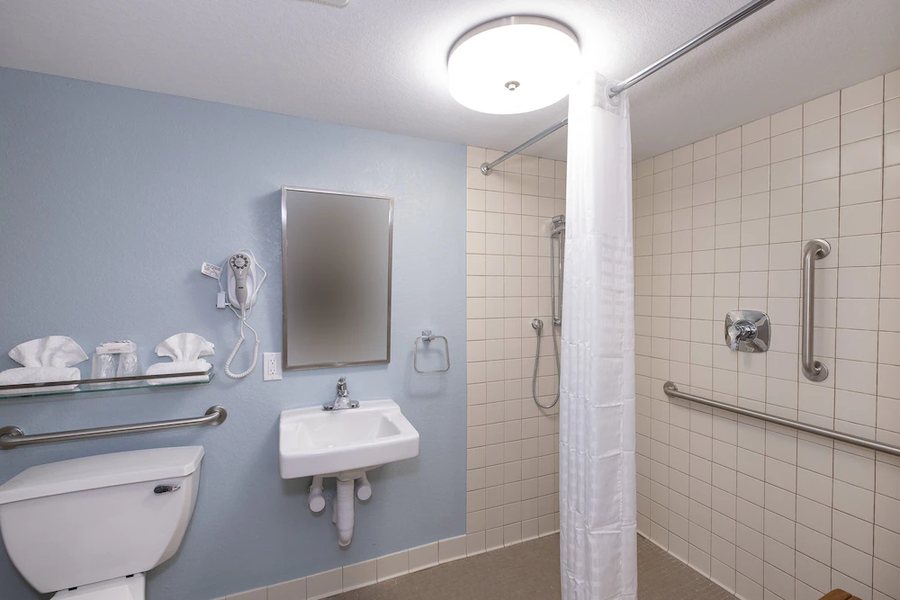 Red Roof PLUS Suites Naples Downtown 5th Ave S — Bathroom