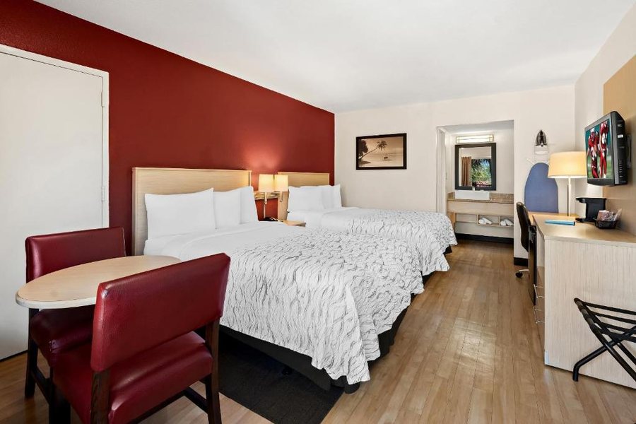 Red Roof PLUS Suites Naples Downtown 5th Ave S — Guest room