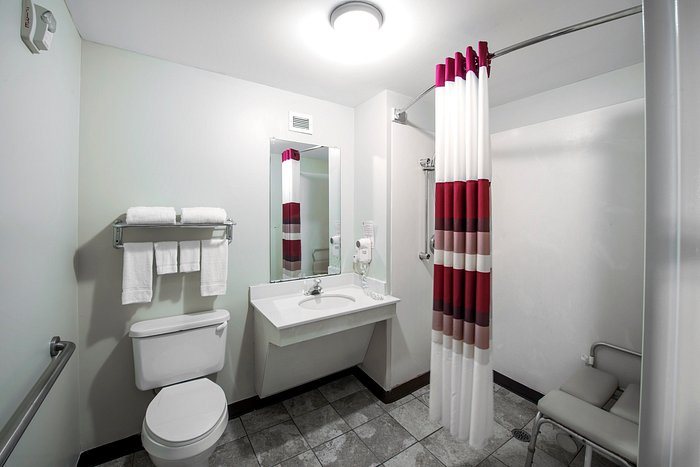 Red Roof PLUS Suites Savannah I 95 — Bathroom