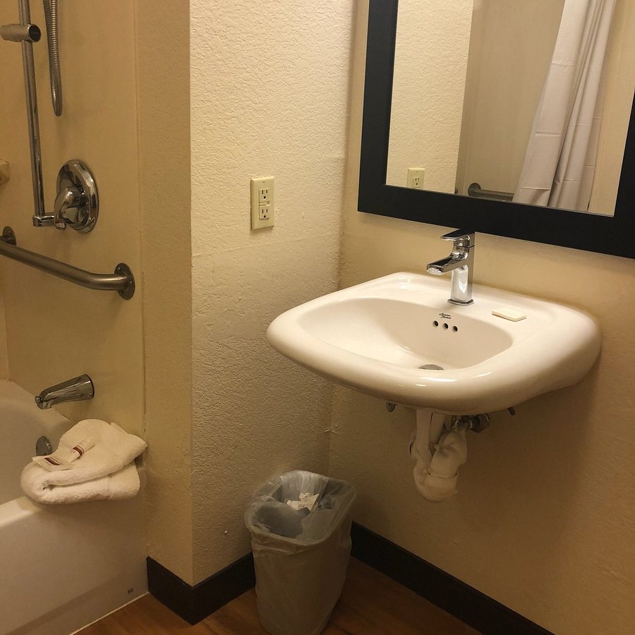 Red Roof PLUS Tempe Phoenix Airport — Bathroom