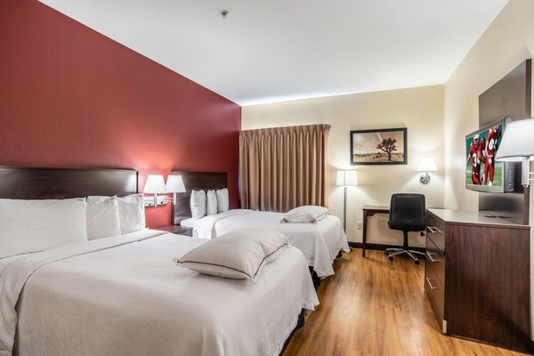 Red Roof PLUS Tempe Phoenix Airport — Guest room