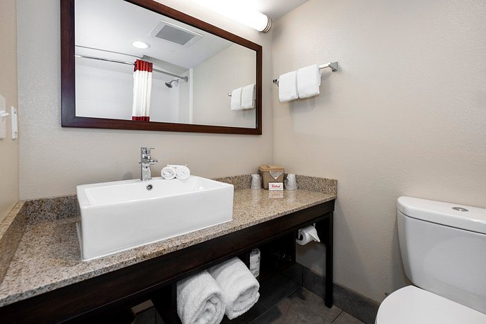 Red Roof PLUS University at Buffalo Amherst — Bathroom