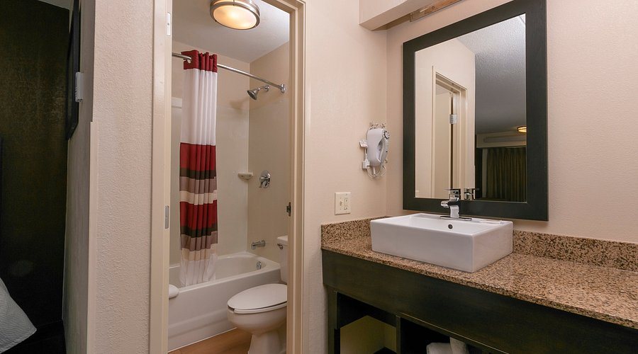Red Roof PLUS Washington DC Rockville — Bathroom