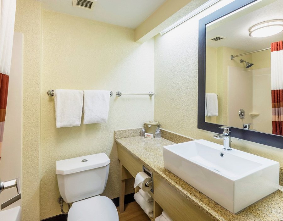 Red Roof PLUS West Springfield — Bathroom