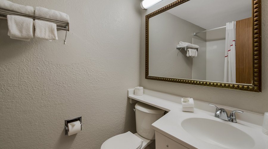 Red Roof PLUS Wilmington — Bathroom