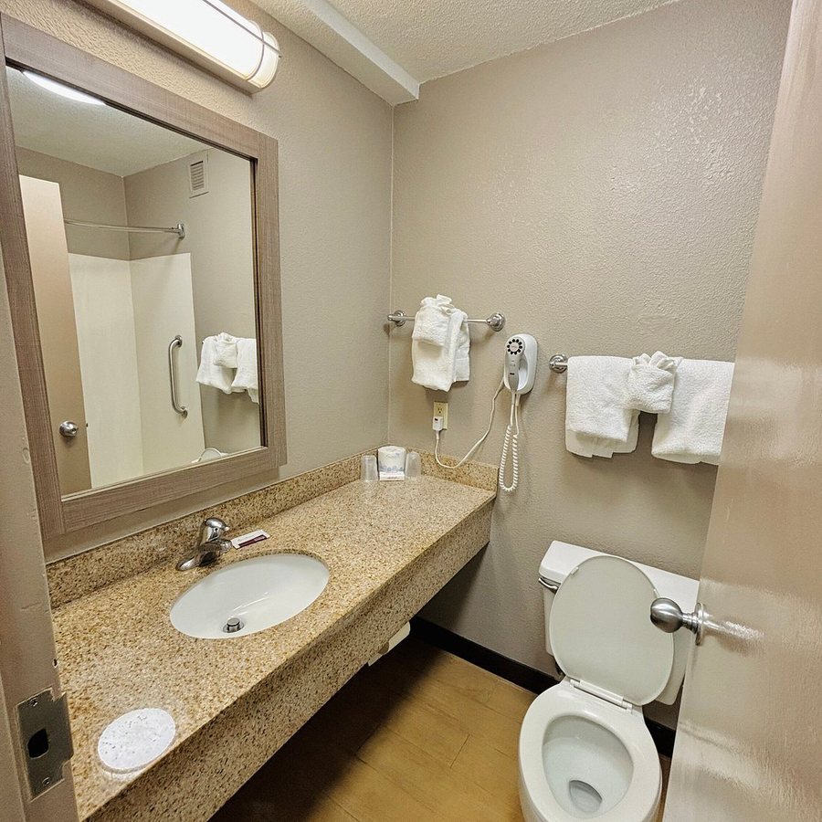 Red Tree Inn — Bathroom