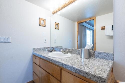 Red Wolf Lodge at Olympic Valley — Bathroom