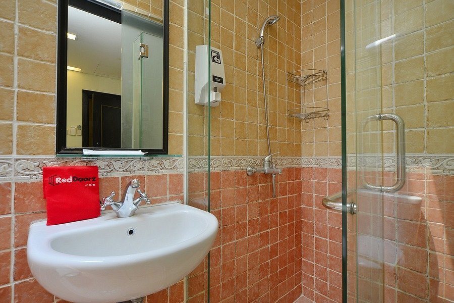 RedDoorz Hostel Beach Road — Bathroom