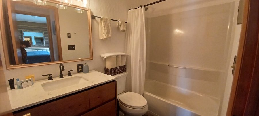 Redfish Riverside Inn — Bathroom