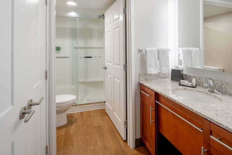 Redmond Inn — Bathroom