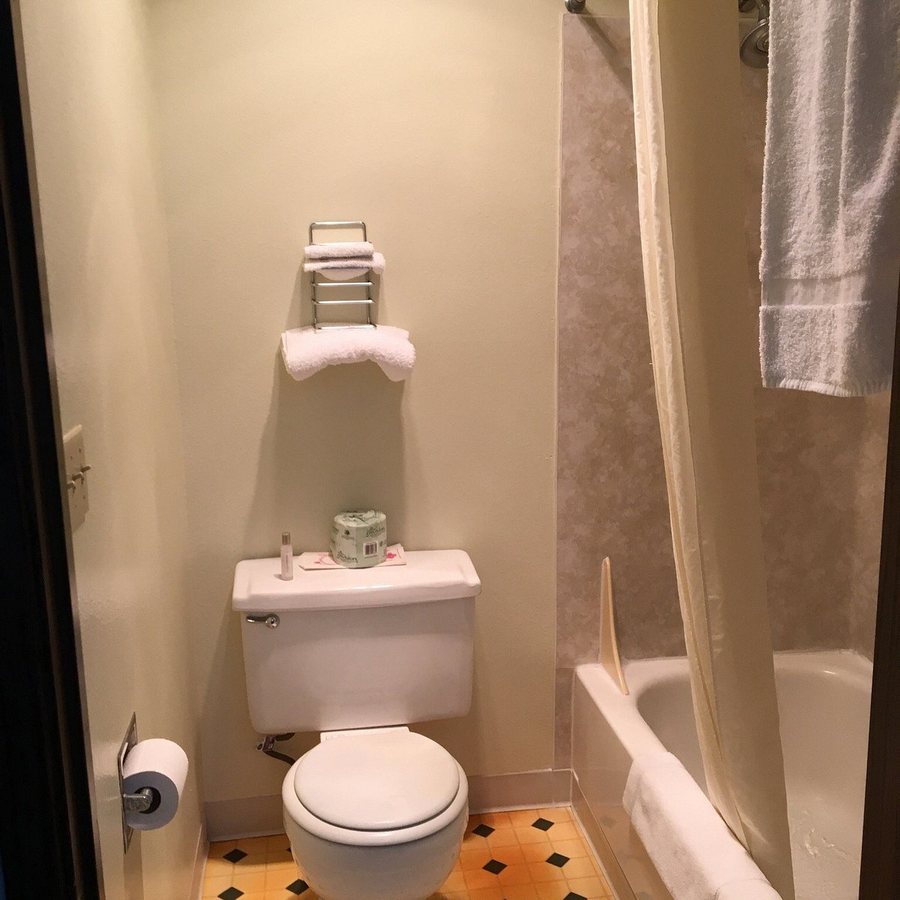 Redmond Inn — Bathroom