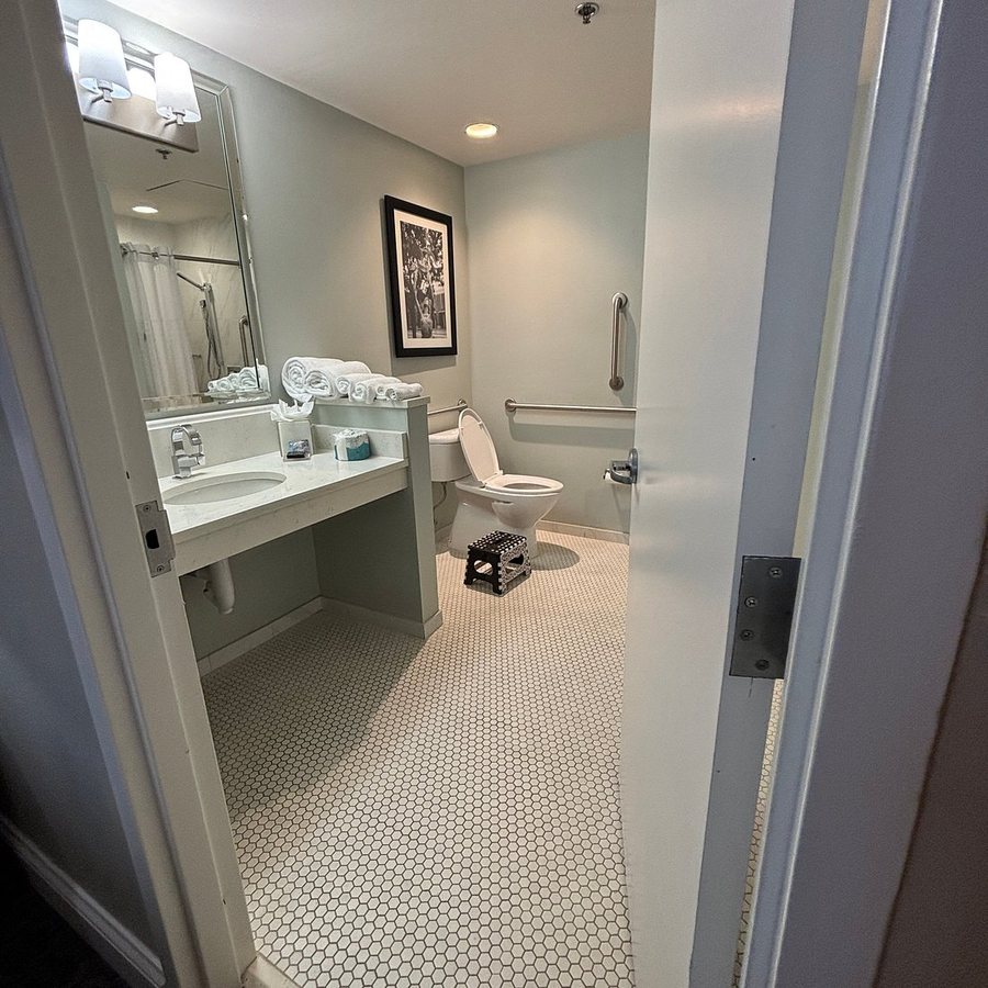 Redmont Hotel Birmingham Curio Collection By Hilton — Bathroom