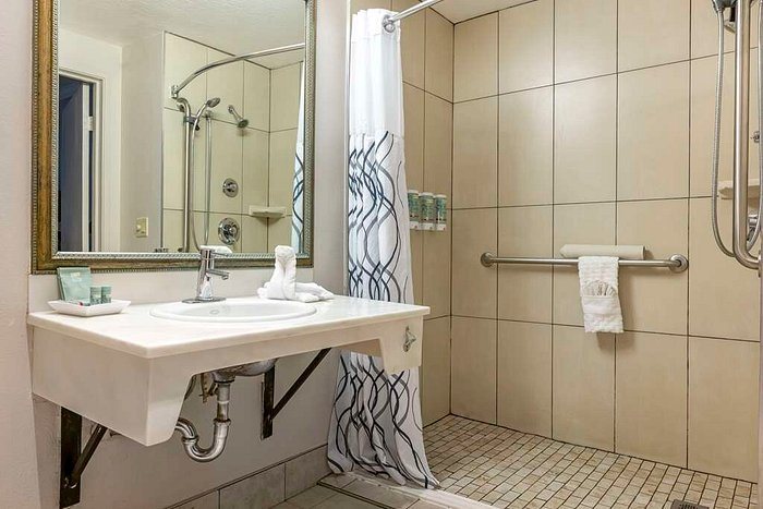 Redondo Pier Inn — Bathroom