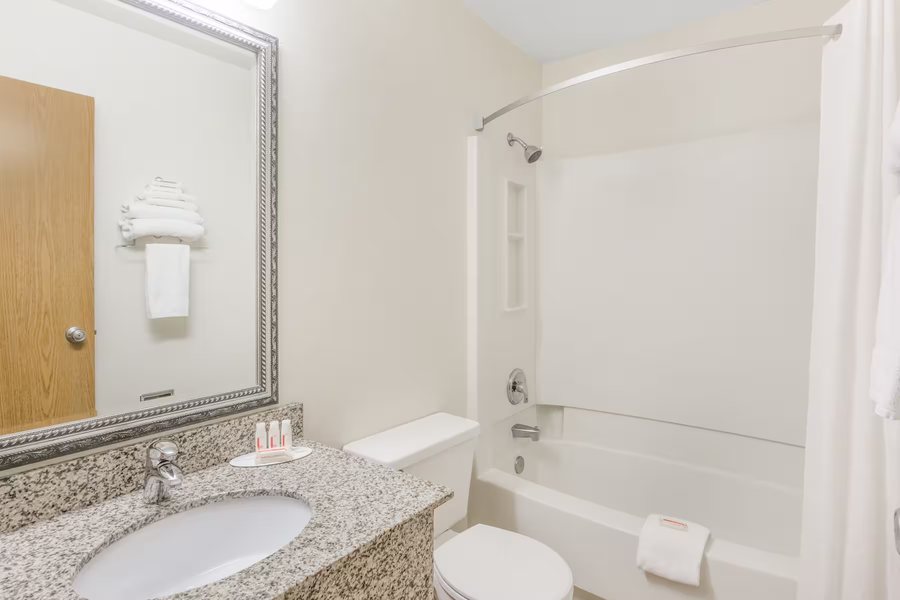 Redwood Garden Inn — Bathroom