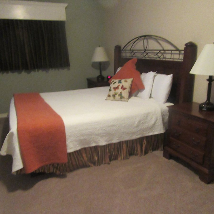 Redwood Garden Inn — Guest room