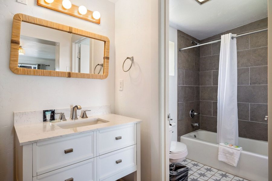 Reed s Lodge — Bathroom