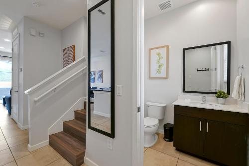 Regal Oaks Resort Vacation Townhomes By IDILIQ — Bathroom