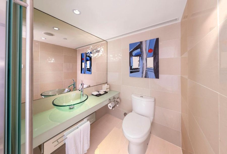 Regal Riverside Hotel — Bathroom