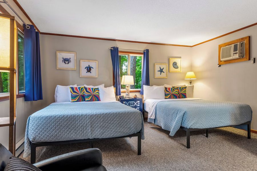 Regency Inn — Guest room