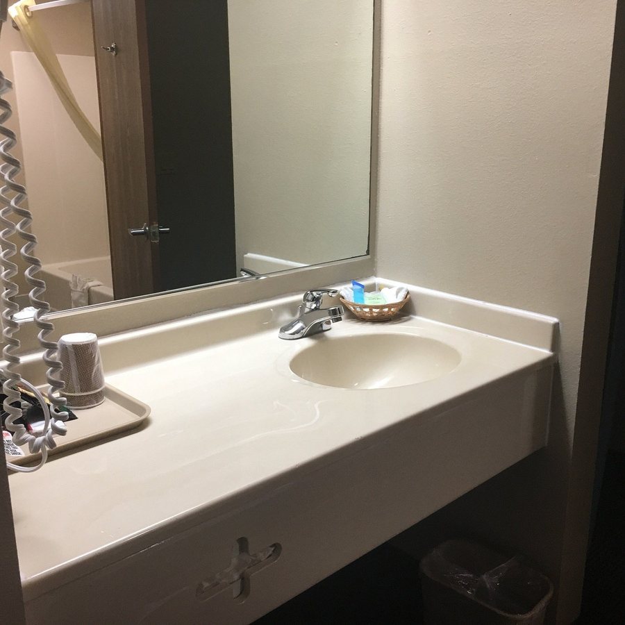 Regency Inn Geneseo Illinois — Bathroom