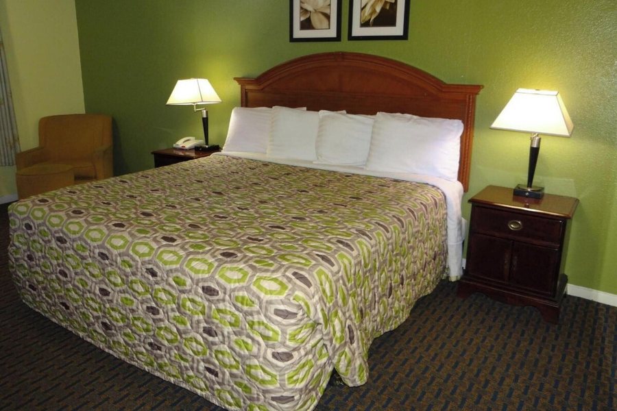 Regency Inn Suites — Guest room