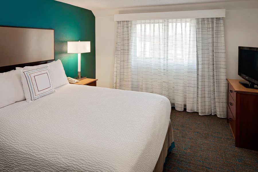 Regency Inn Suites — Guest room