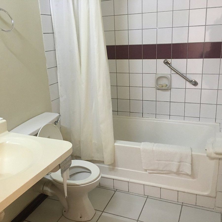 Regency Inn Suites — Bathroom