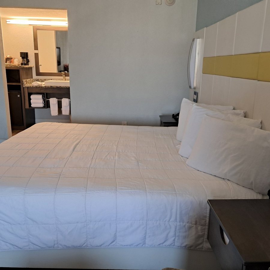 Regency Inn Suites — Guest room
