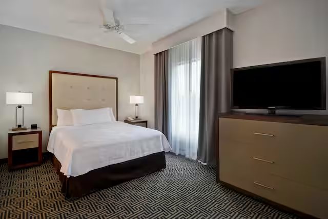 Regency Suites Bush Airport — Guest room