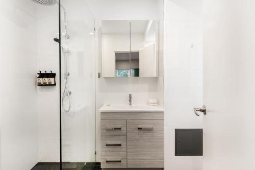 Regents Court Sydney — Bathroom