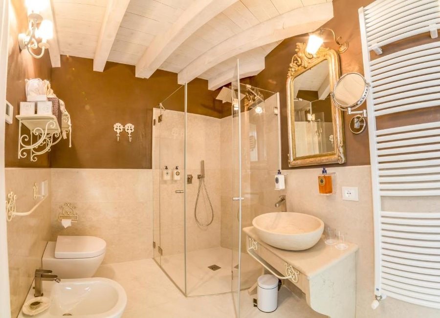 Regia Rosetta Royal Rooms Borghetto — Bathroom