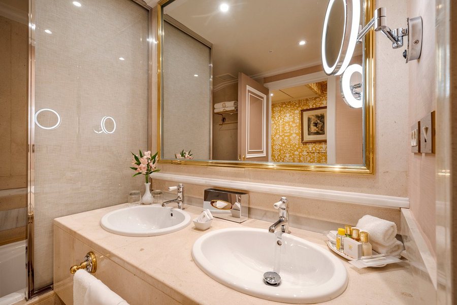 Relais Chateaux Hotel Orfila — Bathroom