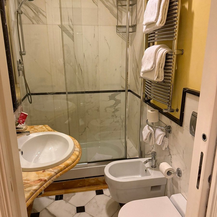 Relais De L Opera — Bathroom