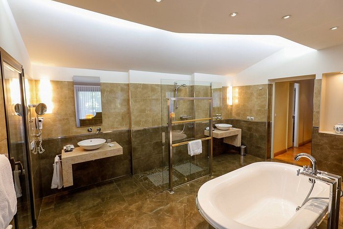 Relais De La Poste — Bathroom