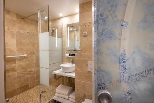 Relais Hotel du Vieux Paris — Bathroom