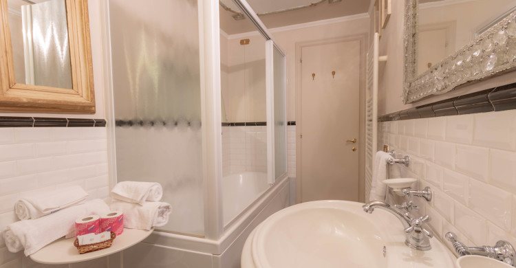 Relais Maison Grand Tour — Bathroom