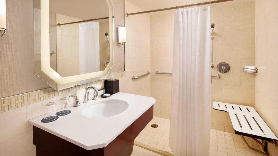 Relax Inn and Suites — Bathroom